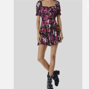 Alice+Olivia
Mina floral flared short sleeve dress